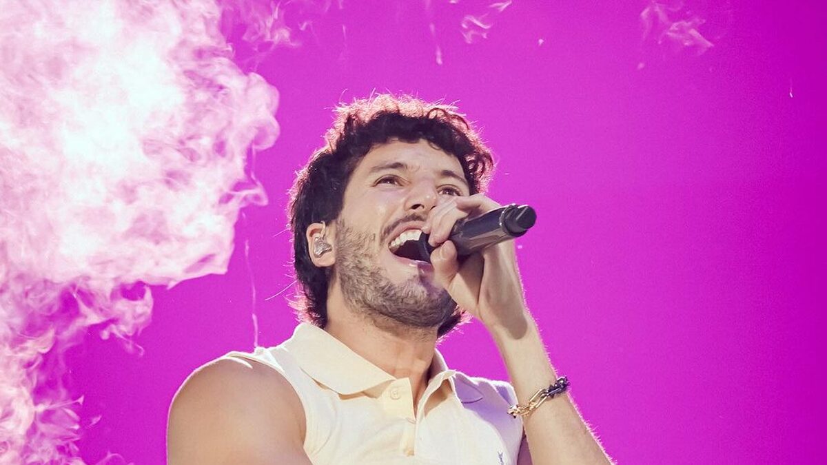 Sebastián Yatra cantando en el festival Starlite 2024