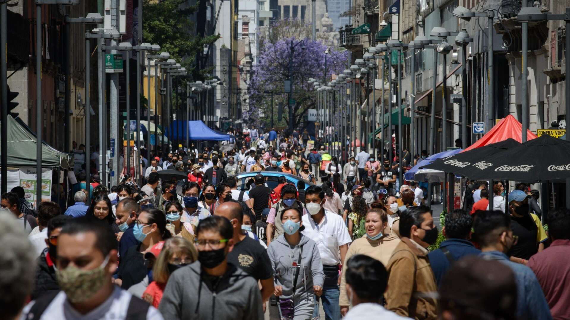 Cientos de personas caminan sobre la calle Francisco I. Madero en el Centro Histórico.