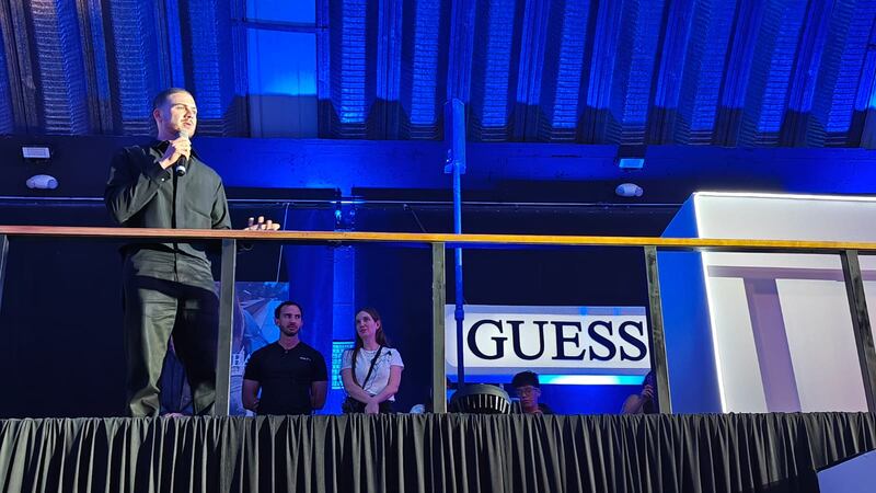 Guess presenta su línea eco-friendly, pensada para las generaciones Z y Alpha que exigen autenticidad, estilo urbano y procesos amigables con el planeta