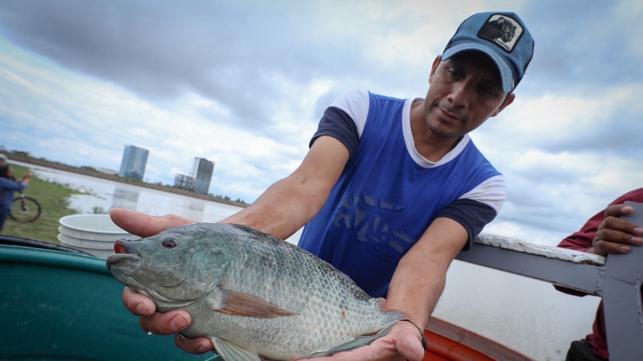 La siembra de peces en la presa El Palote busca reactivar la pesca y beneficiar a más de 20 familias que dependen de esta actividad en León.