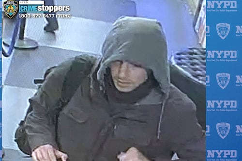 Sospechoso en asesinato del CEO de UnitedHealthcare tembló ante la policía, dicen oficiales