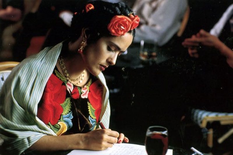 La experiencia sensorial que ofrece Tahona Mezcal Room celebra lo mejor de México: su cine, su bebida nacional y el talento de quienes han sabido preservar las tradiciones con orgullo y creatividad