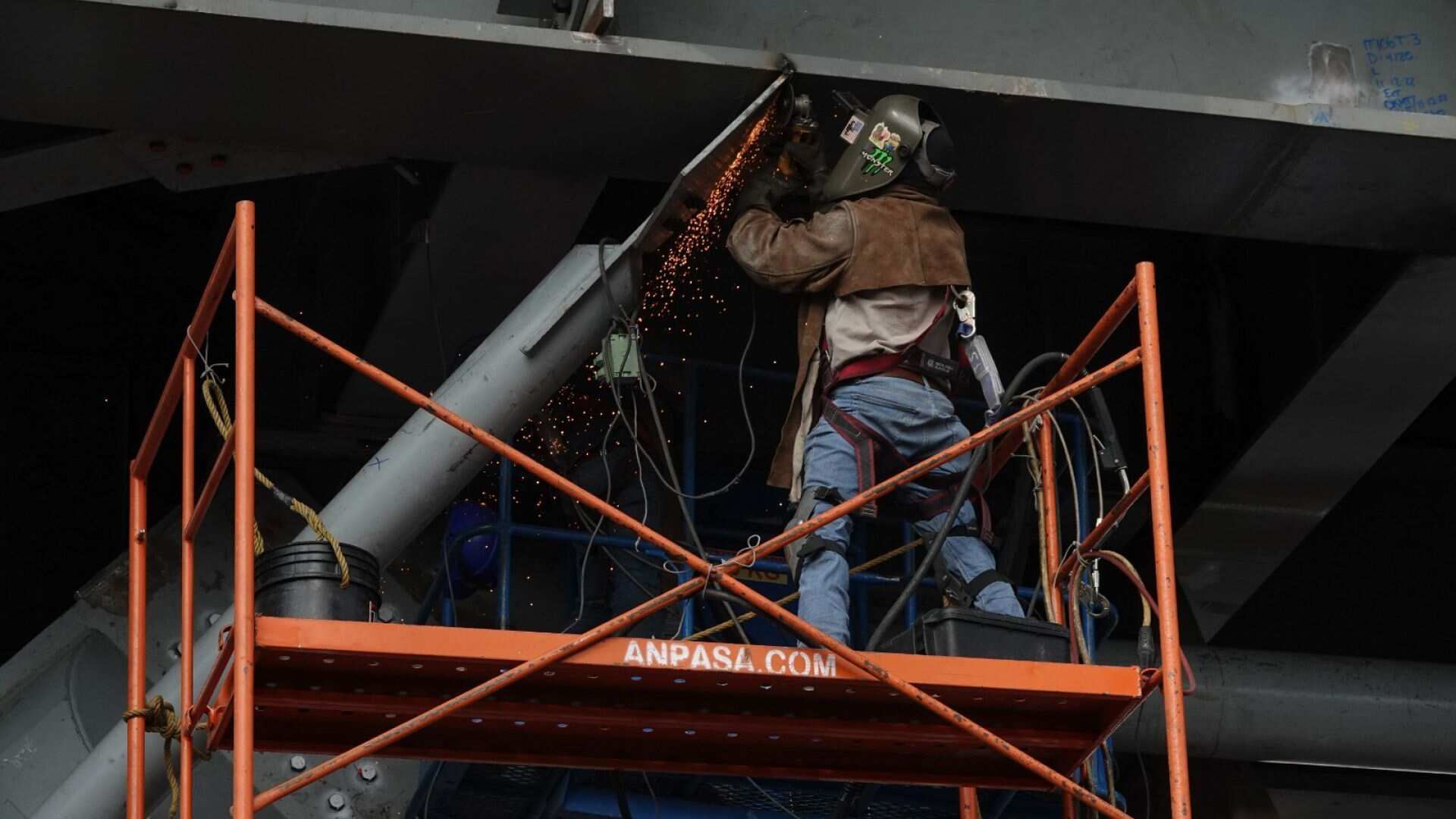 Trabajadores soldando y reforzando tramo elevado de la Línea 12.
