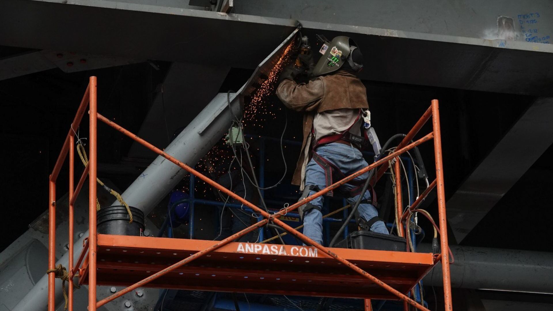 Trabajadores soldando y reforzando tramo elevado de la Línea 12.