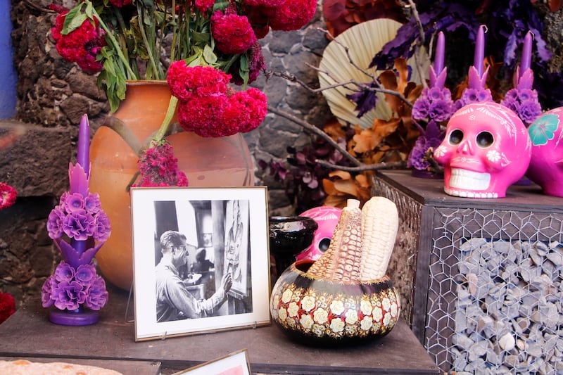 La Casa Azul de Frida Kahlo celebra la amistad de ella y Juan O'Gorman con un altar de Día de Muertos