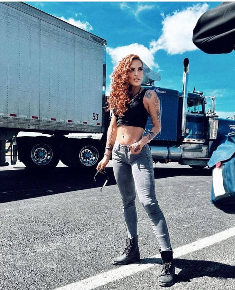 Sara Corrales se llena de tatuajes para interpretar personaje de villana