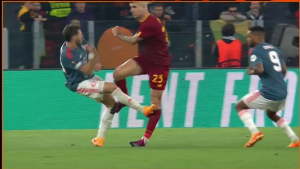 El delantero peleó el esférico al borde del área I Captura de pantalla Fox Sports