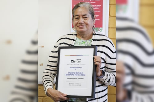 Centro Cívitas otorga el premio Guardiana del Año a Martha Salomé Esceraño por su labor limpiando y cuidando la Alameda