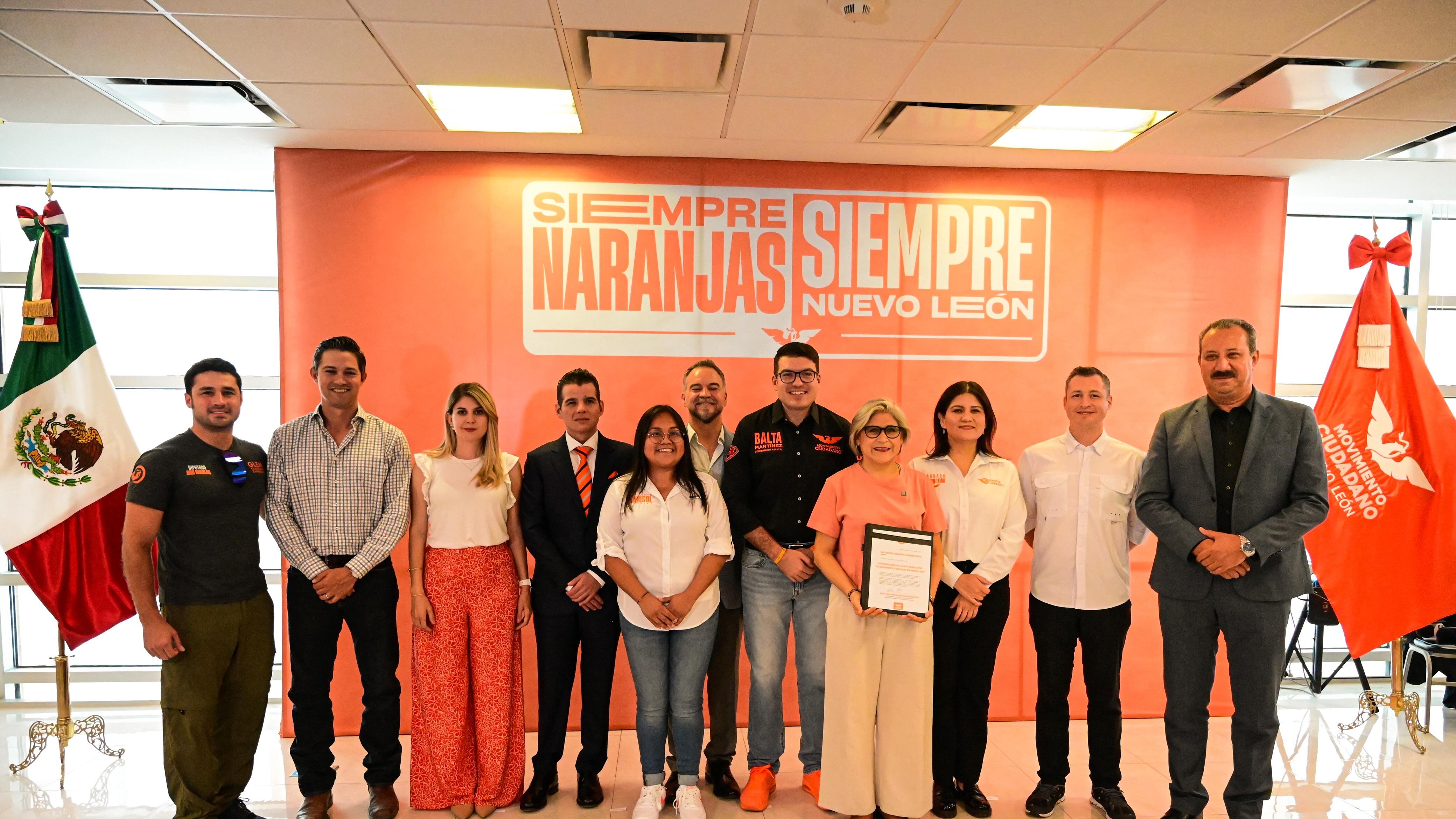 Baltazar Martínez Ríos, líder Estatal de MC, entregó la constancia a Pámanes.