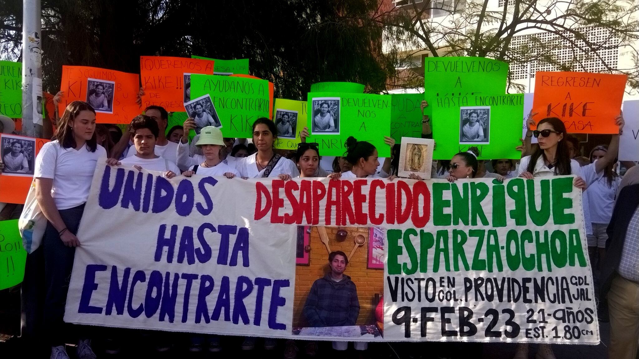 Los familiares se manifestaron el sábado por la noche afuera de Casa Jalisco, ahora lo hacen en la glorieta de los Niños Héroes.