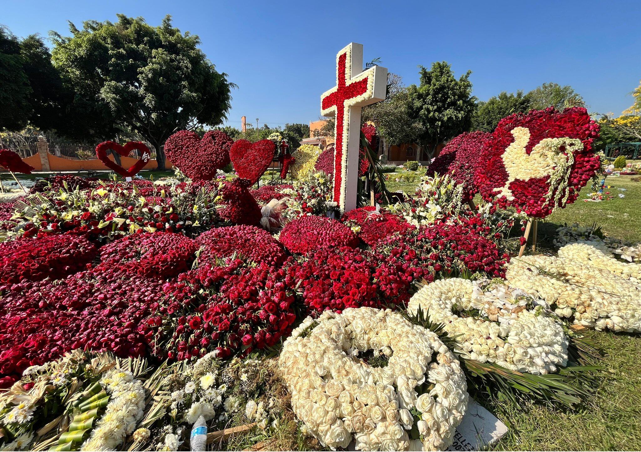 Un gallo de rosas y corazones: así luce la tumba de “El Mencho”; “halcones” la vigilan