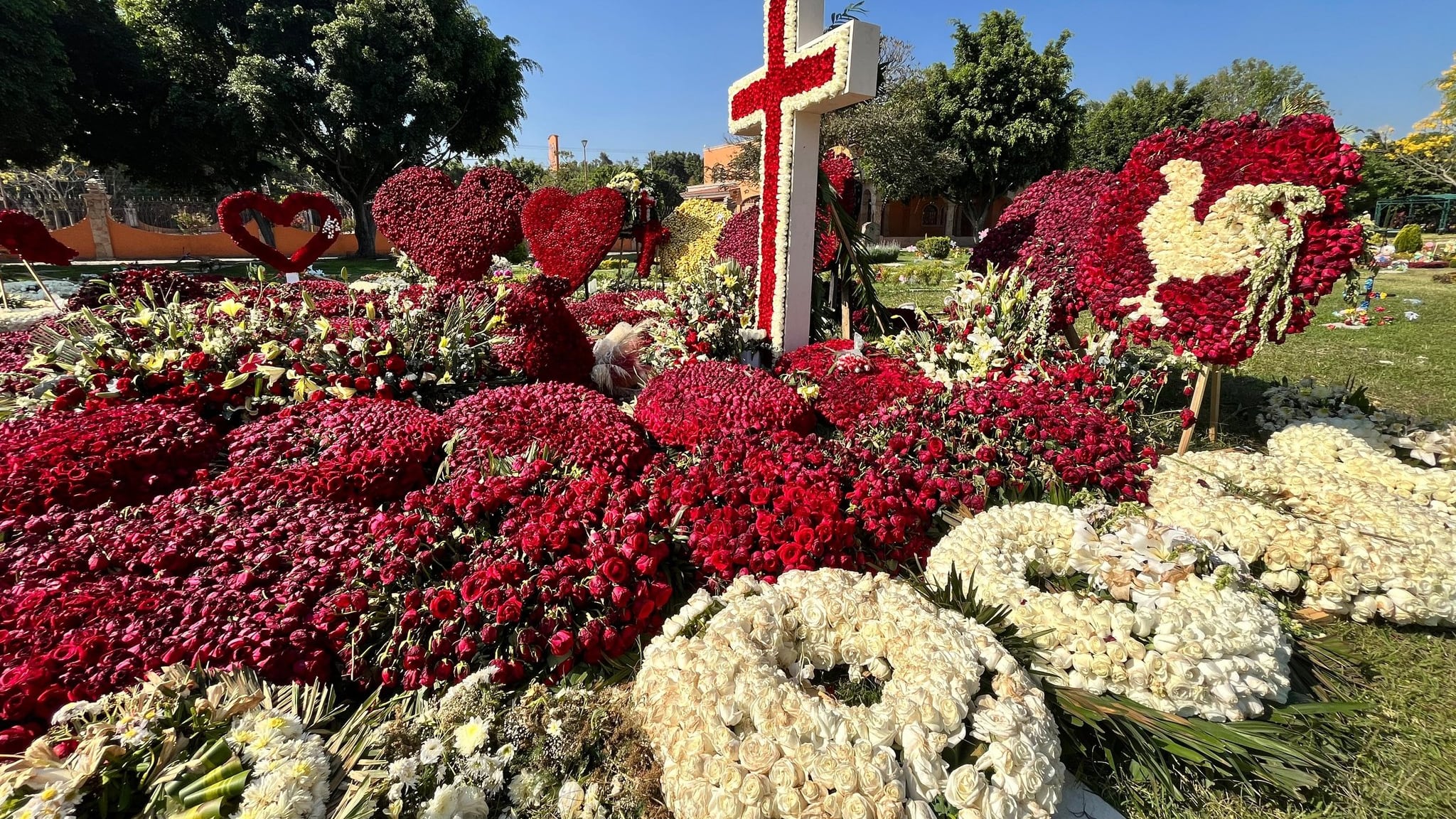 Decenas de arreglos florales rodean la tumba del líder del CJNG