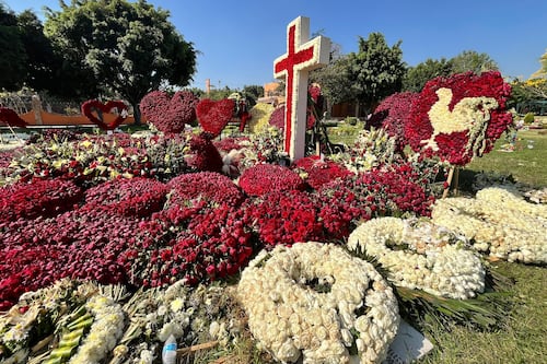 Un gallo de rosas y corazones: así luce la tumba de “El Mencho”; “halcones” la vigilan
