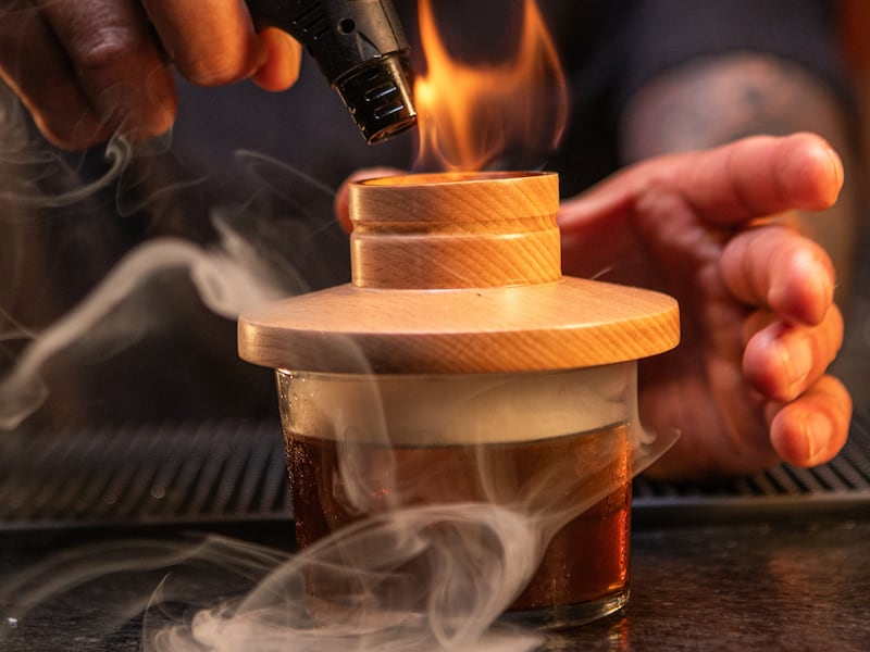 Esta mezcalería fusiona más de 70 etiquetas de destilados artesanales con cocina marina de Baja California
