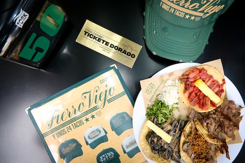 ¡México lo hace de nuevo! Famosa taquería a la que acudió Katy Perry crea su propia marca de ropa