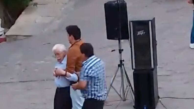 Trifulca en Plazuela San Roque causa el veto de un grupo musical.