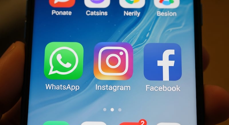 Logo de whatsapp, instagram y facebook en la pantalla de un smartphone