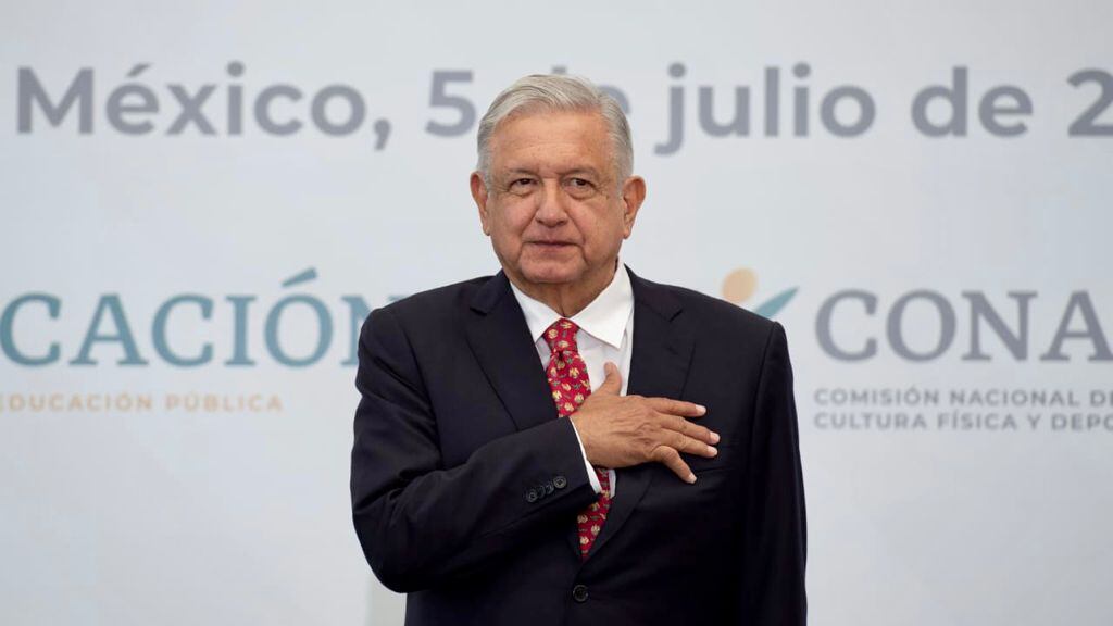 El presidente López Obrador abanderó a la delegación mexicana que participará en Tokio 2020