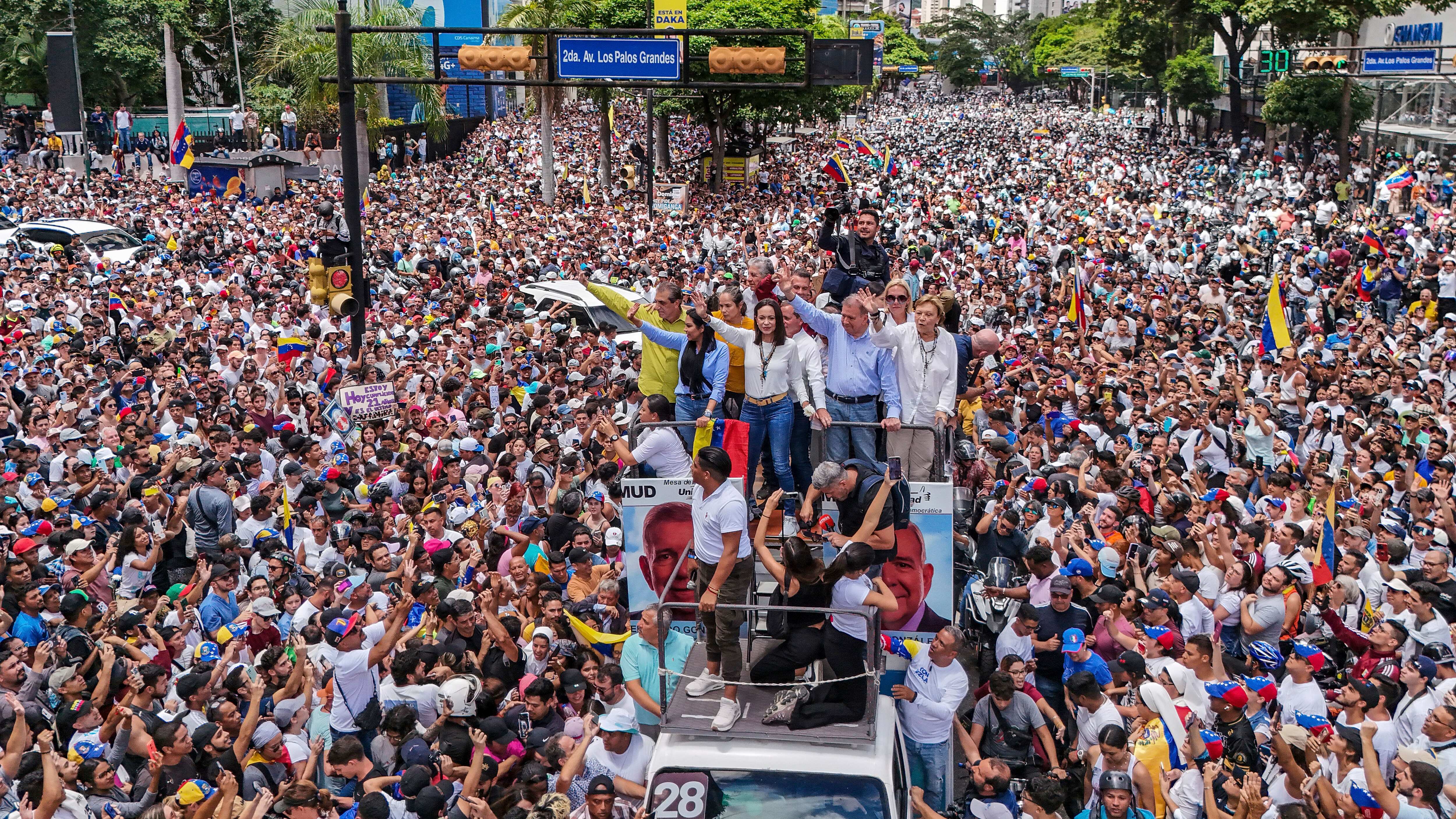 La líder opositora María Corina Machado y el candidato opositor Edmundo González viajan encima de un camión durante una protesta contra los resultados oficiales de las elecciones presidenciales que declararon ganador al presidente Nicolás Maduro en Caracas, Venezuela, el martes 30 de julio de 2024. (AP Foto/Matías Delacroix)
