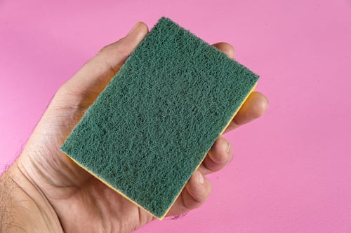 Tu esponja de cocina libera microplásticos cada vez que lavas los platos