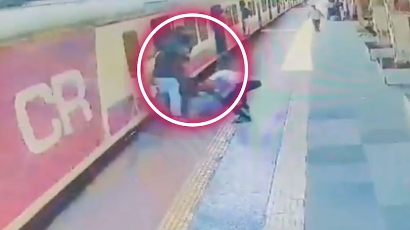 Trabajador del Metro se vuelve héroe tras rescatar a señora mayor de caer a las vías