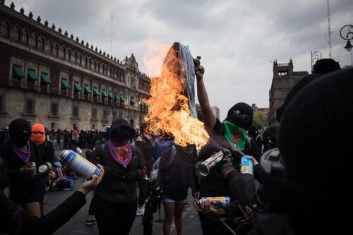 Marcha 8M en CDMX: policía detiene a encapuchadas tras intentar causar daños durante marcha