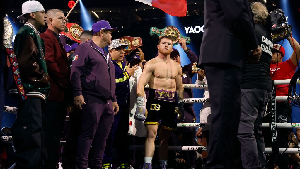 Saúl "Canelo" Álvarez dominó a Charlo y lo derribó una vez durante la pelea.