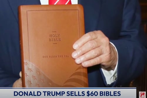 ¿Por qué la ‘Biblia’ de Trump está molestando a algunos cristianos?