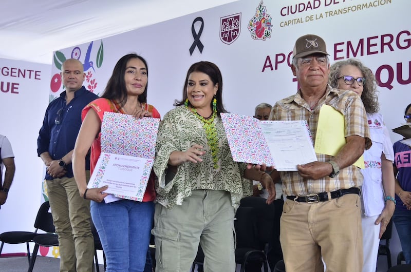 Clara Brugada entrega apoyos a736 familias afectadas por lluvias en Iztapalapa