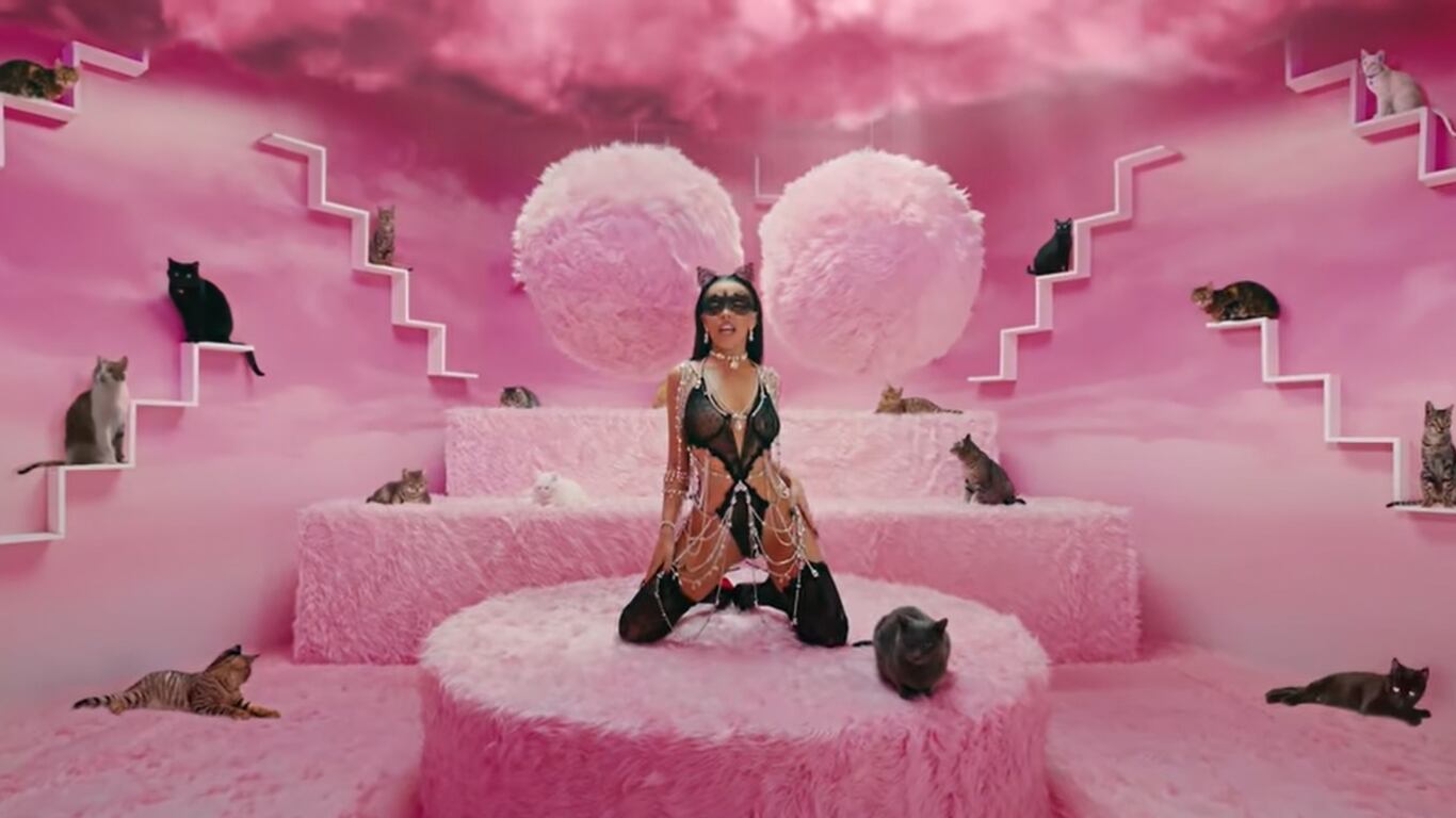 El video 'Freaky Deaky' de Doja Cat y Tyga es una oda al futurismo con ciertos avances tecnológicos que te gustará tener en casa.