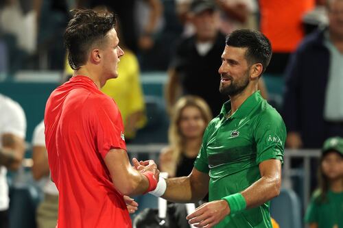 Jakub Mensik evita el título 100 de Novak Djokovic