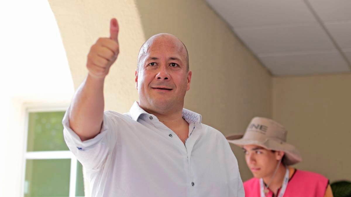 Enrique Alfaro ya encuentra sano y salvo en su casaa