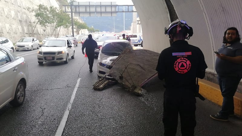 Un trozo de concreto cayó sobre el automóvil provocándole varios años.