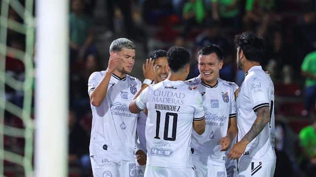 Gallos gana y mantienen viva la ilusión del Play-In