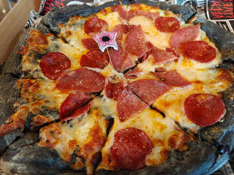 Hamburguesas negras, pizzas del Upside Down, bebidas que cambian de color y postres dignos del Mundo del Revés forman parte de la experiencia culinaria creada especialmente para celebrar la temporada 5