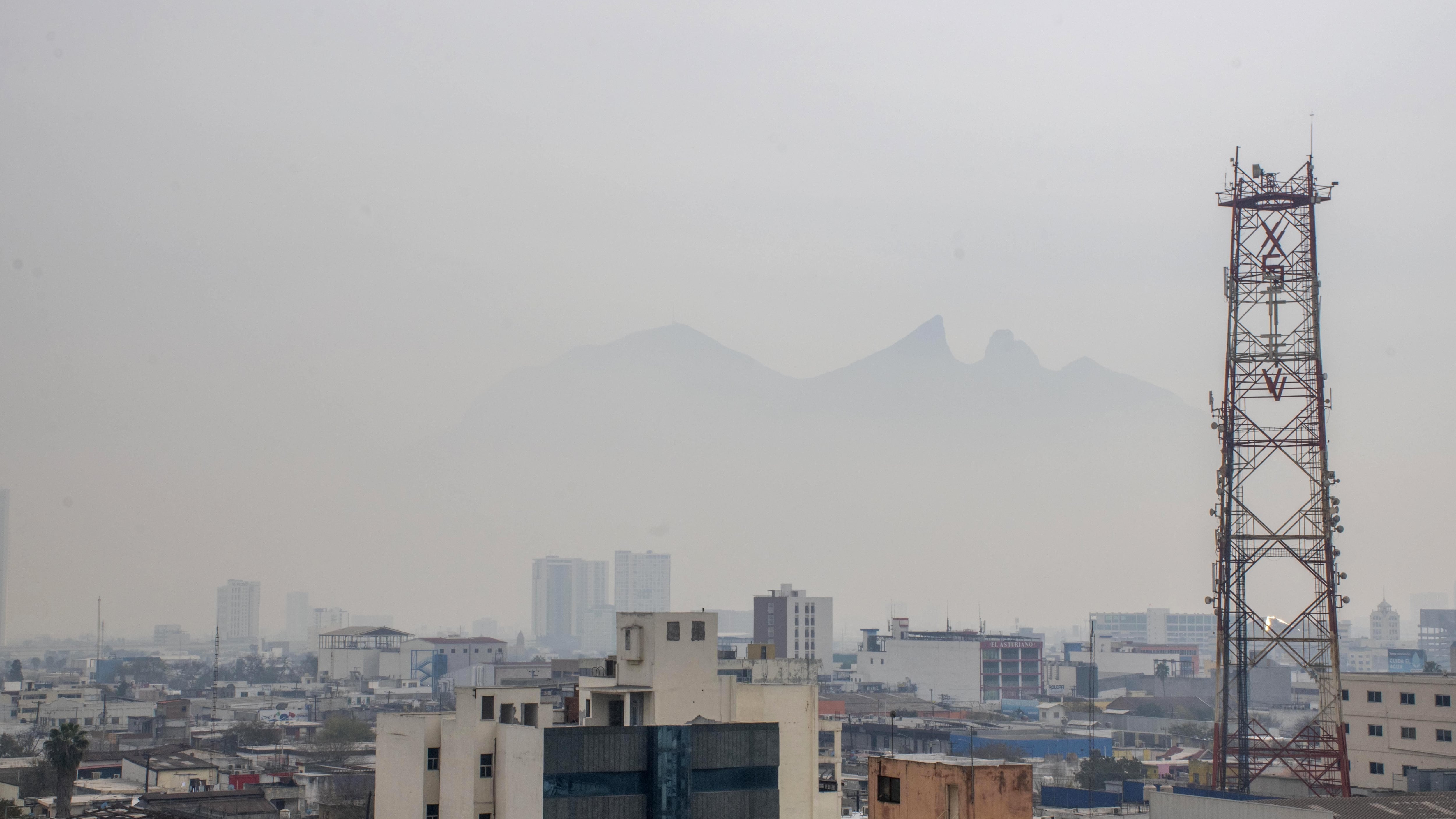 La contaminación del aire en Nuevo León, especialmente en Monterrey, es cada vez más grave.