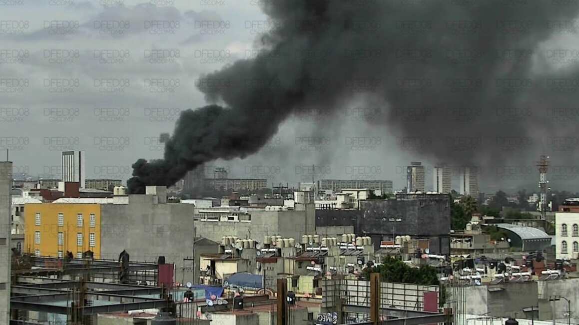 Al lugar se dirigieron bomberos para extinguir las llamas. (Especial)