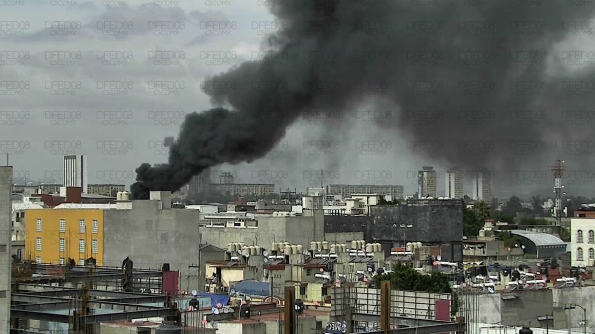 Al lugar se dirigieron bomberos para extinguir las llamas. (Especial)