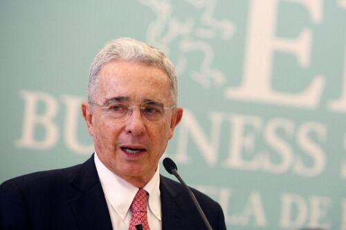 Jueza encargada declara culpable por soborno a Álvaro Uribe, expresidente de Colombia