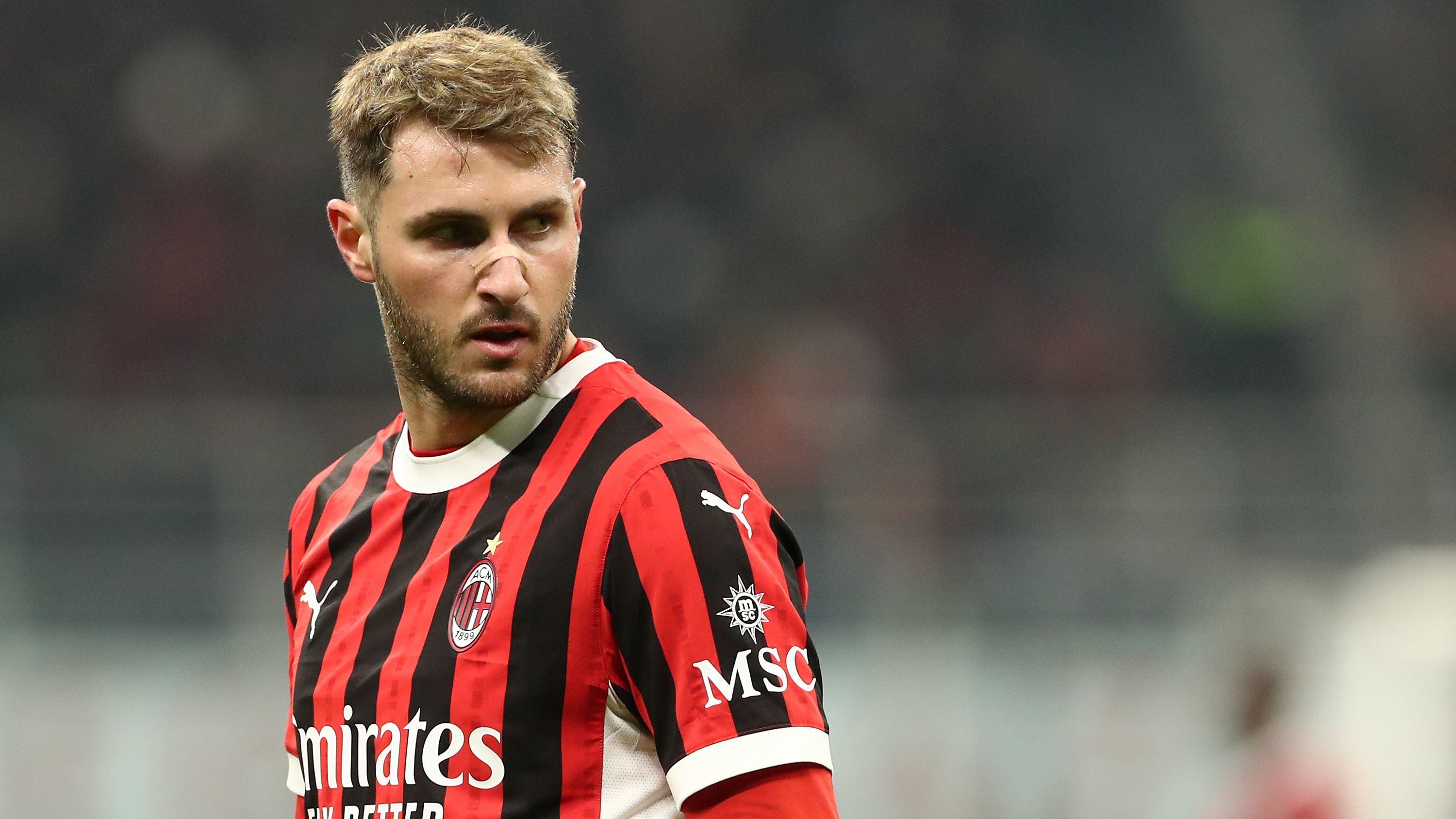 Santiago Giménez falló su primer penal con el Milan.