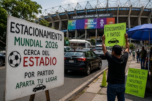 ¡Negociazo! Vecinos del Estadio Ciudad de México ofrecen estacionamiento en miles de pesos