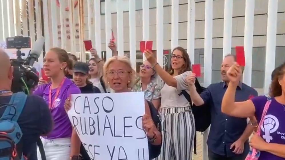 Personas se manifestaron para exigir la salida de Luis Rubiales de la RFEF.