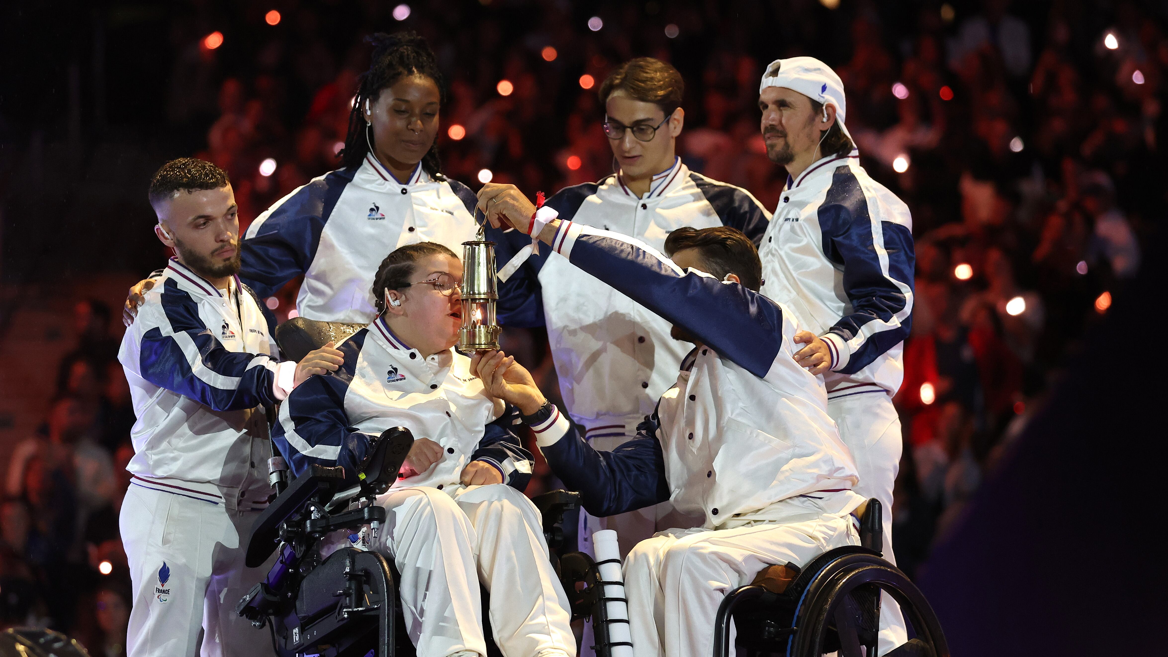 Aurelie Aubert, paratleta francesa, fue la encargada de apagar la llama olímpica.