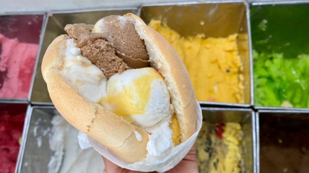 El éxito ha sido tal, que incluso hay clientes que compraban su torta de helado para llevarla a la escuela y ahora regresan para que sus hijos la prueben.