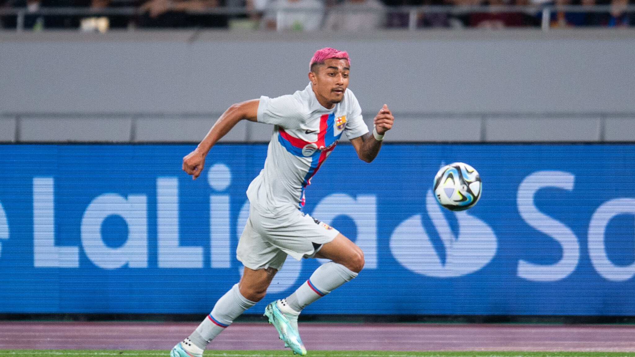 Julián Araujo debuta con el Barcelona