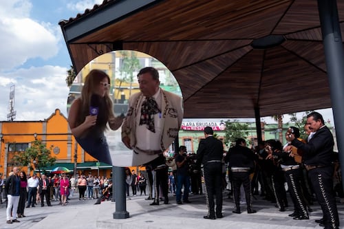 ¡Susto mundialista! Mariachi sorprende con un arma a reportera brasileña en Plaza Garibaldi