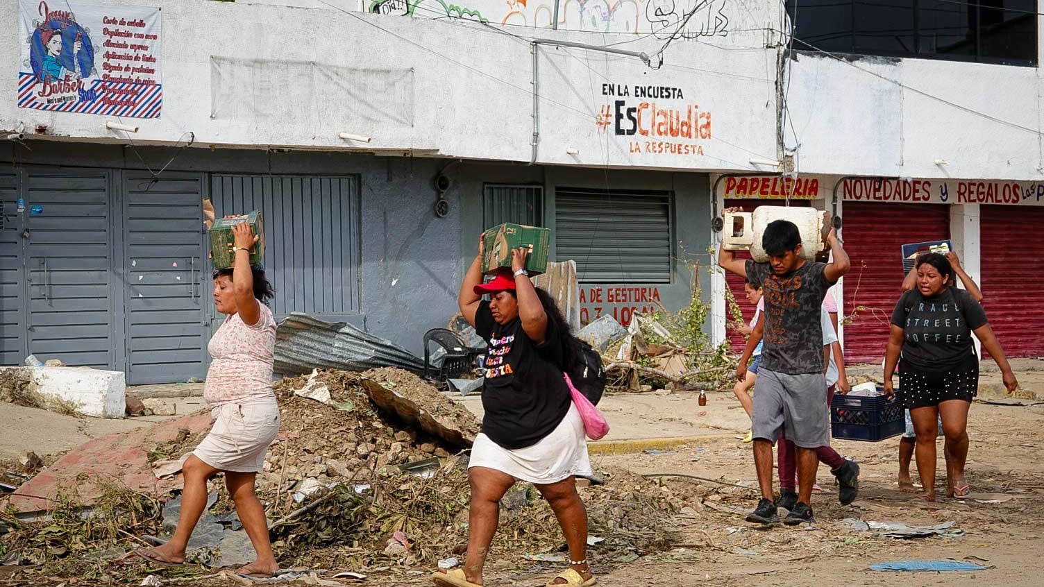 ACAPULCO, GUERRERO, 29OCTUBRE2023.- ¡Acapulco no solo es la zona costera, Acapulco somos todos! Esta frase resuena como un eco en todas las colonias de la zonas altas de las costas de Guerrero un ejemplo la colonia Progreso Popular, donde familias enteras ya habitan y conviven prácticamente en sus  calles. Perdimos todo, no tenemos agua, comida, tampoco luz, estamos incomunicados, y lo peor ya no tenemos donde vivir, son los testimonios constantes  de dicha colonia la cual sufrió severas afectaciones por el paso del Huracán Otis el cual tocó tierra con categoría 5 llevándose, techados de casas, muebles, cableado, postes de luz incluso automóviles. Divagas colonias de las zonas altas se mantienen en el olvido total por las autoridades que supuestamente deberían estar apoyandolos; Ejército, Guardia Nacional, Marina, gobierno estatal y el gobierno federal, no aparecen cuando uno más los necesita, termina su relato un habitantes de las colonias altas. FOTO: ROGELIO MORALES/CUARTOSCURO.COM