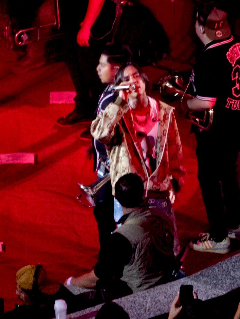 El pionero de los corridos tumbados se presentó en el primero de dos shows en el palenque de las Fiestas de Octubre de Guadalajara.