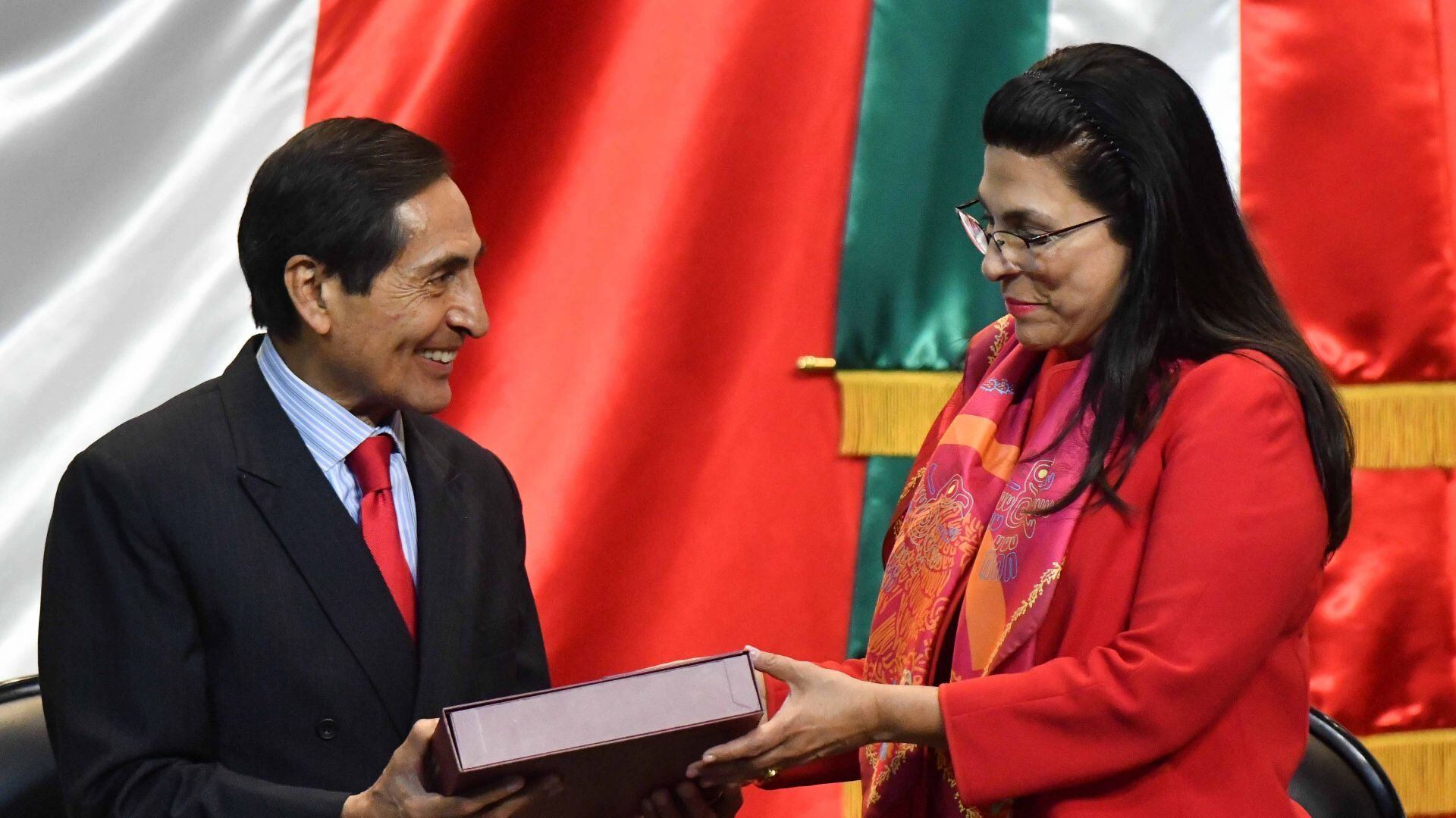 El secretario de Hacienda, Rogelio Ramírez de la O, entregó el Proyecto de Presupuesto y la Iniciativa de la Ley de Ingresos de 2024 a la Cámara de Diputados.