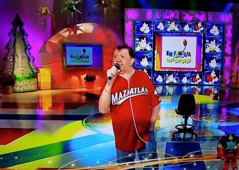 Chabelo portando un jersey de los Venados de Mazatlán.